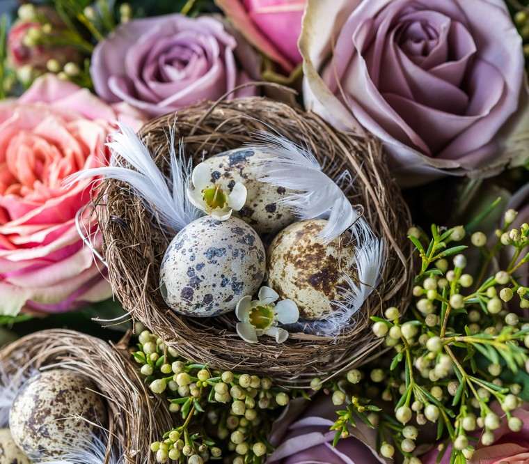 Decorazione pasquale con fiori primaverili idea deco per la tavola