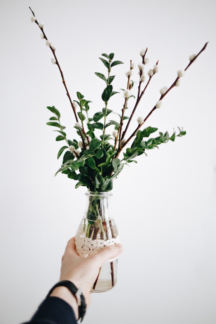 Decorazione pasquale con fiori primaverili idea deco per la tavola