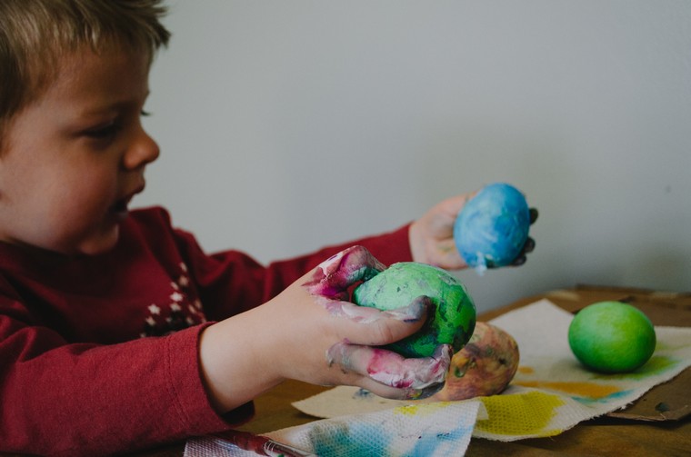 Decorazione di Pasqua fai da te ghirlanda carta deco idea primavera