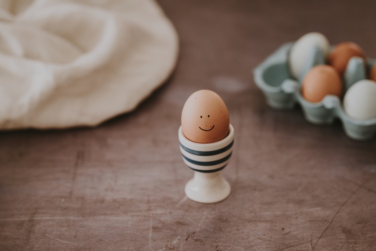 Velykų dekoracijos „pasidaryk pats“ idėja dažant kiaušinius