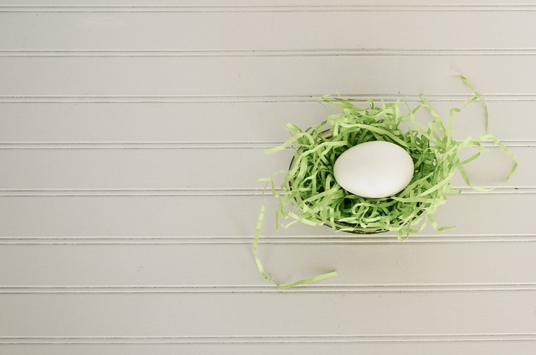 Velykų dekoracijos „pasidaryk pats“ idėja dažant kiaušinius