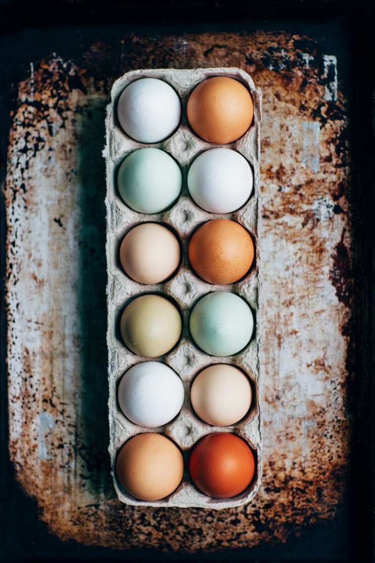 イースターデコレーションDIYのアイデア着色卵