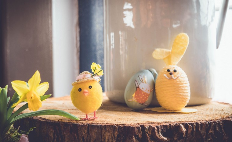 Velykų dekoravimo idėja kiaušinių dažymo stalas pavasarį