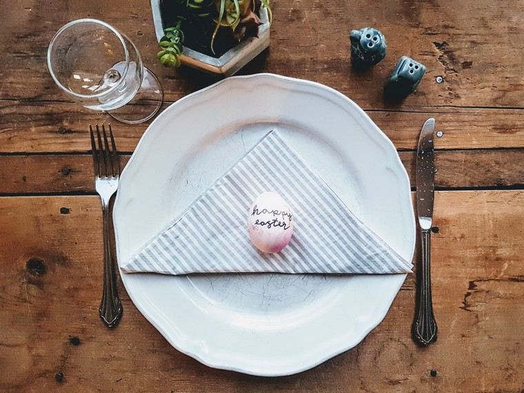 テーブルの春を着色イースターの装飾のアイデアの卵