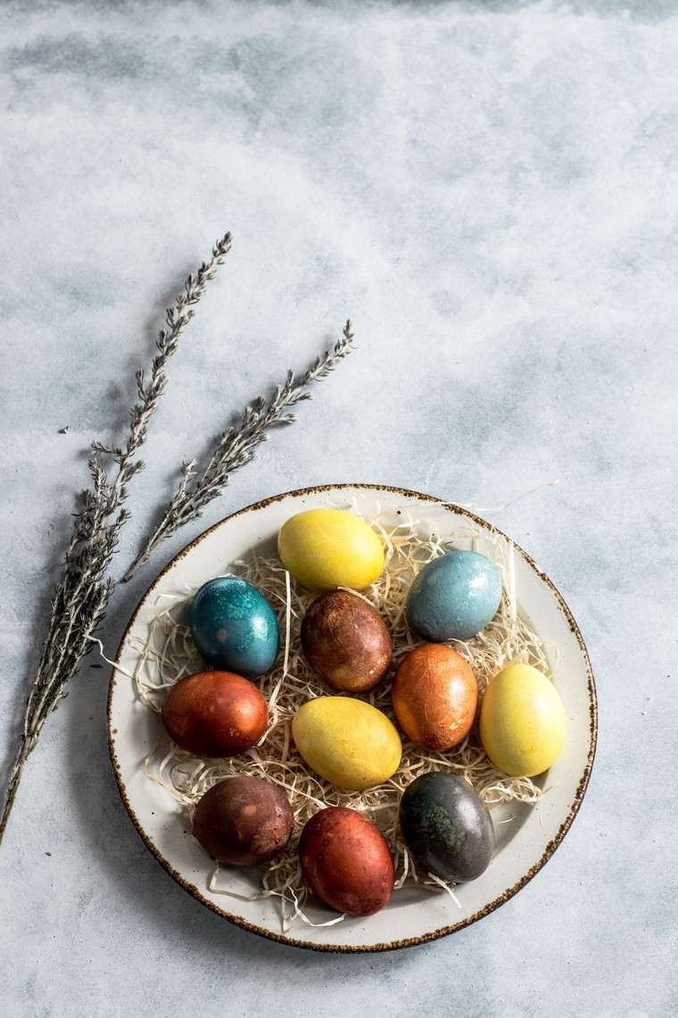 Velykų dekoravimo idėja kiaušinių dažymo stalas pavasarį