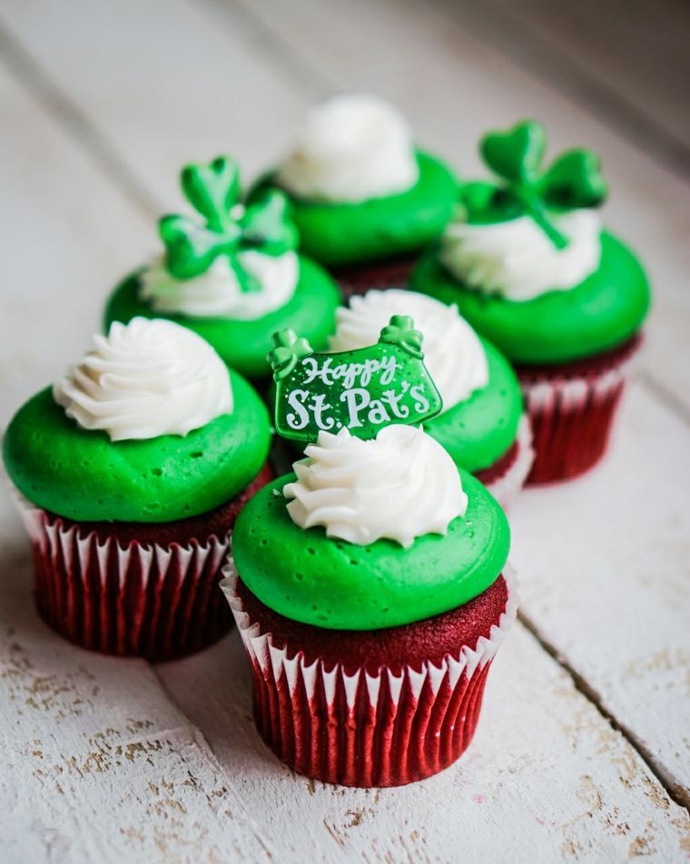 decorazione-saint-patrick-brownie-ricoperti-panna-verde-panna-panna montata