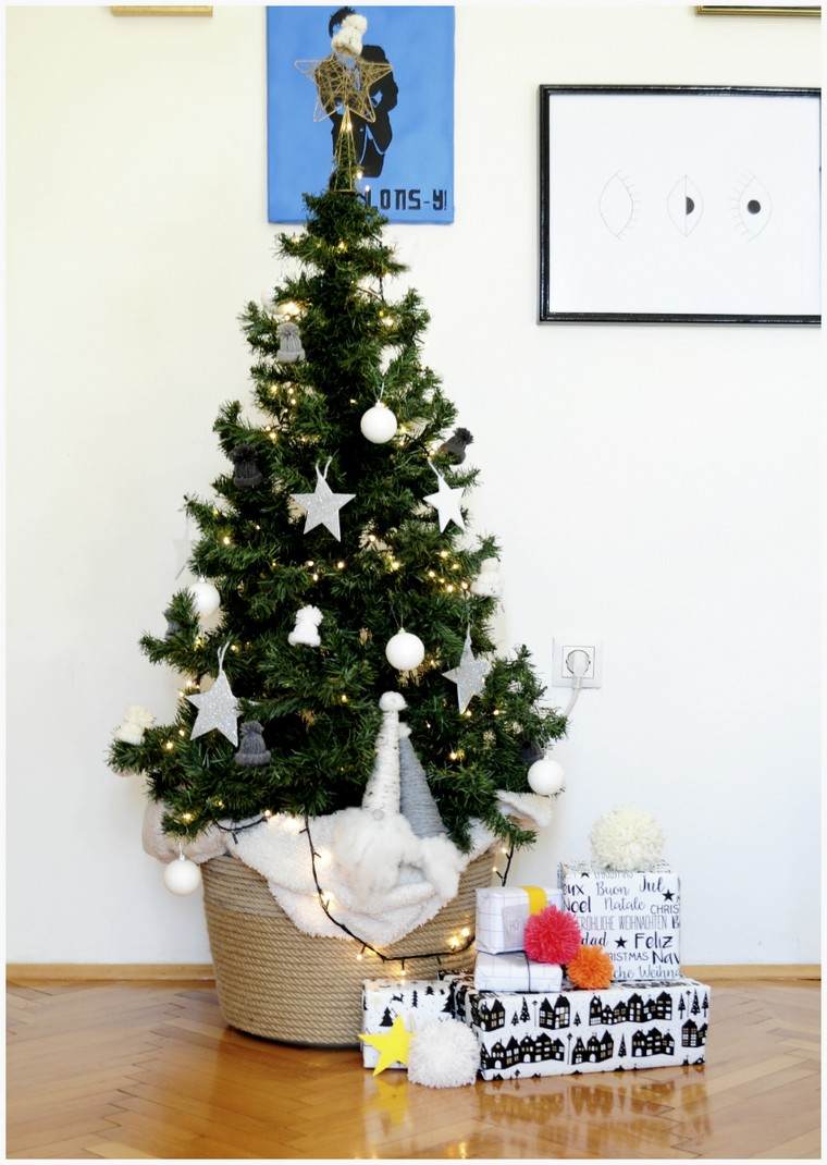 malo-božićno drvce-ukras-božićno drvce
