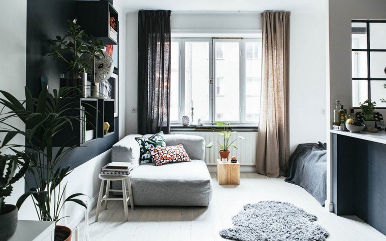 piccolo-appartamento-tappeto-pavimento-divano-sgabello-grigio