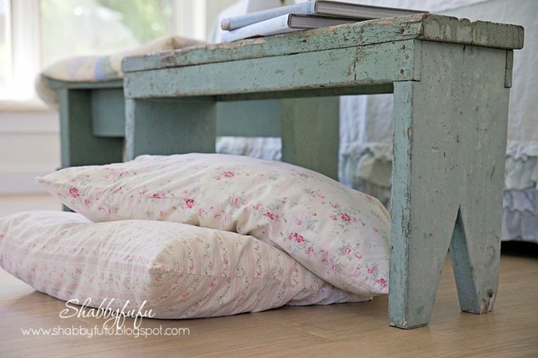 idea shabby chic cuscini fantasia floreale arredamento panca in legno rustico