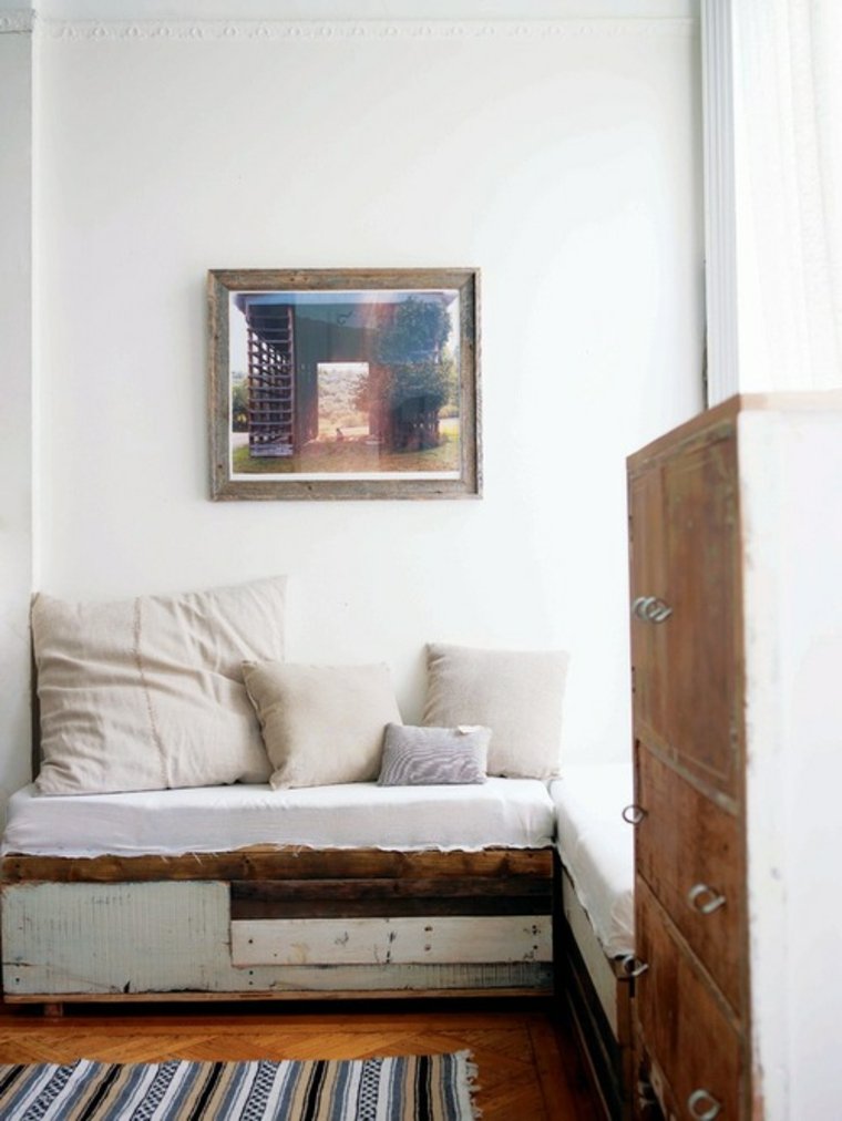 decorazione in stile shabby chic divano cuscini tavolo parete