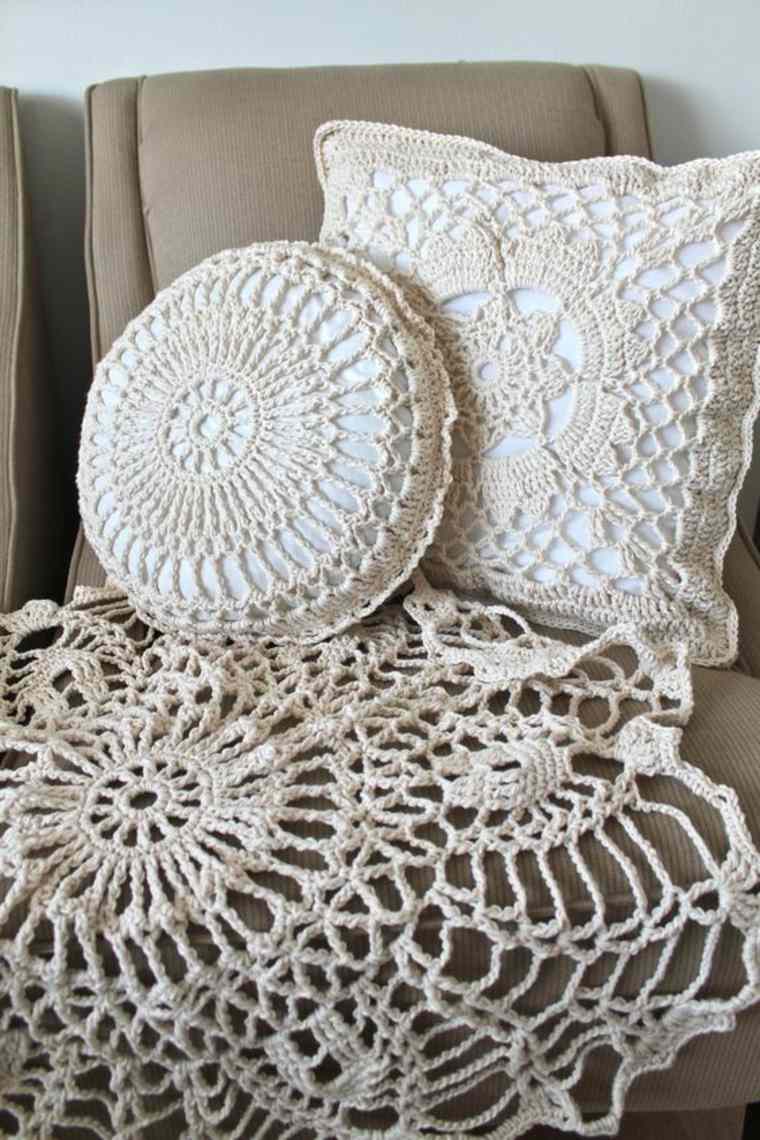 shabby chic soggiorno idea cuscini ricamo divano trendy