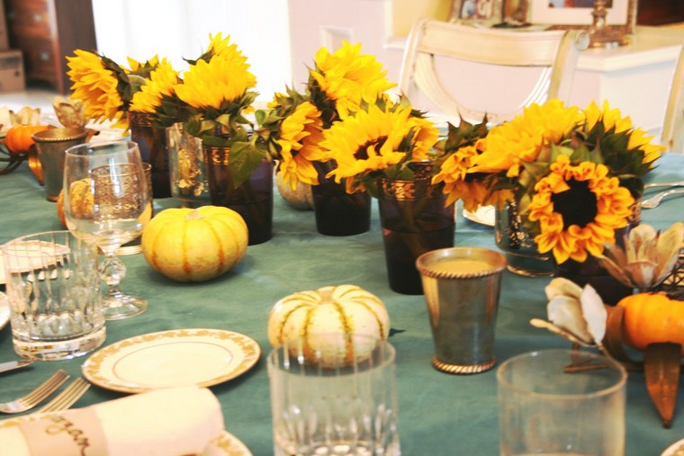 sárga hálaadás díszített asztal