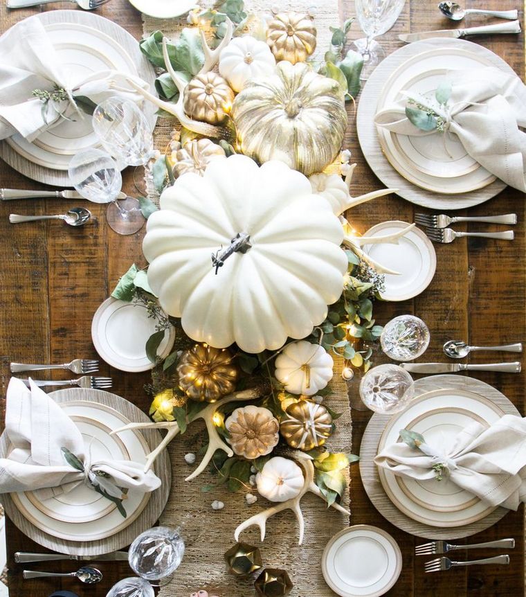 白い夕食の感謝祭の装飾