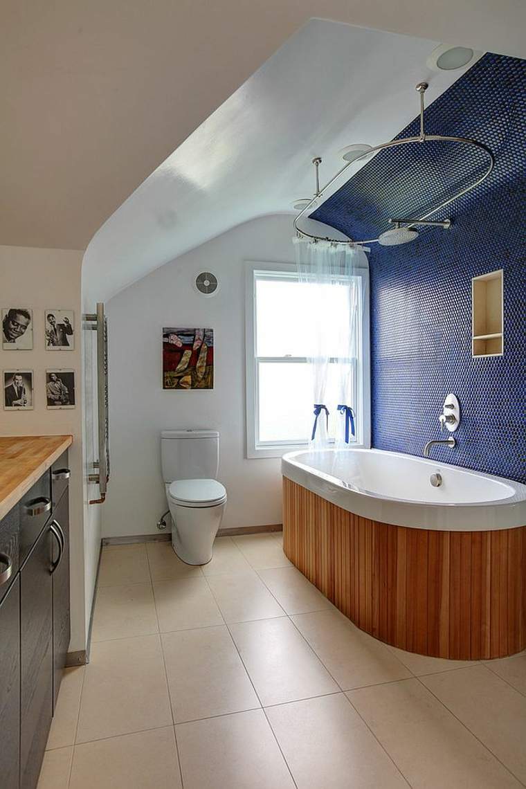 papuoškite savo vonios kambario idėją vonia medinės mėlynos plytelės tualeto rėmo kompozicija