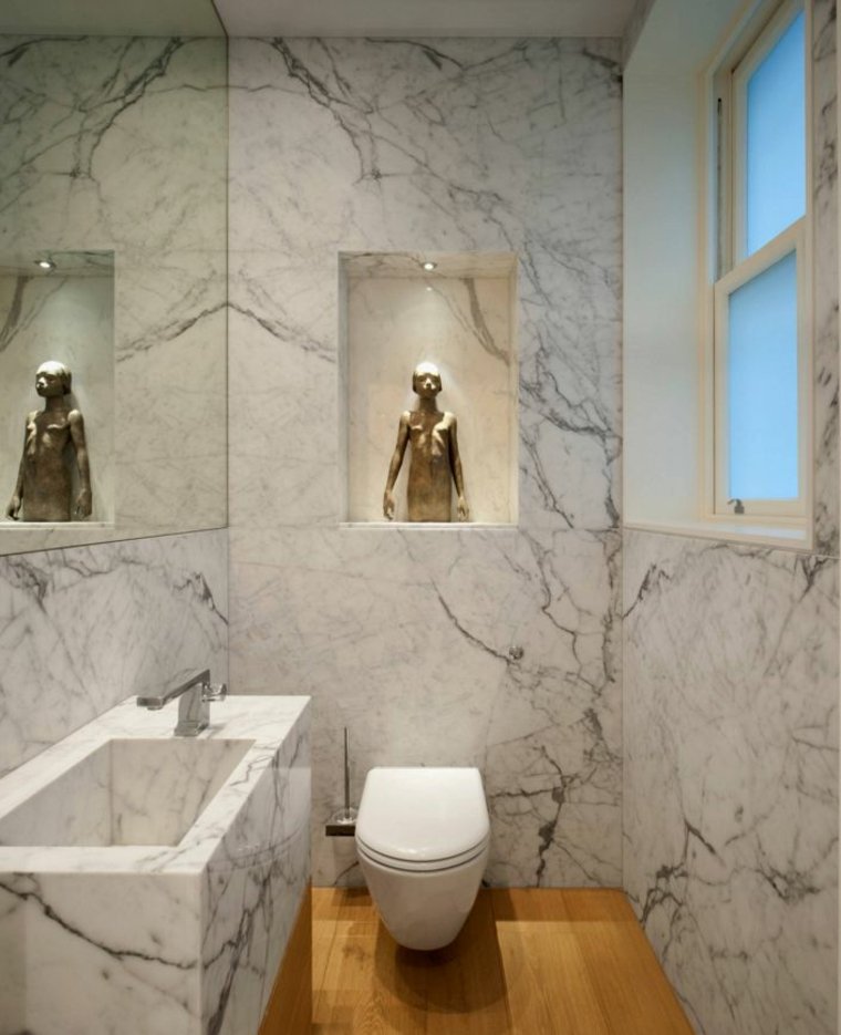 apdailos tualetai, dengiantys marmurinę statulą