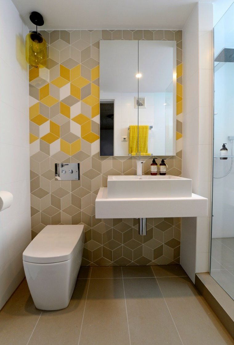 tualeto apdailos idėja geltonai pilkos plytelės grindų sienų dangos veidrodis