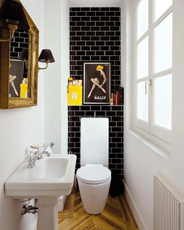 tualeto dekoravimo idėja veidrodis originalus rėmas geltonos juodos plytelės parketo grindys