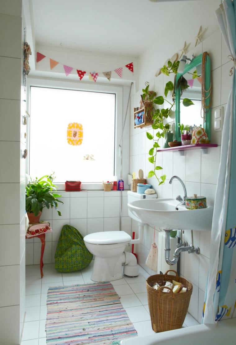 tualeto dekoravimo idėja augmenija veidrodis medinis rėmas grindų kilimėlis girlianda