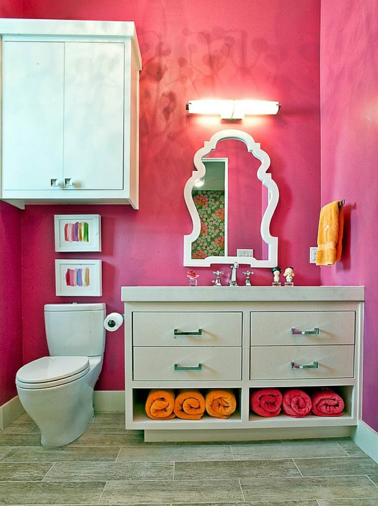 vonios kambario dekoravimo idėja rožinė sieninė spintelė balti mediniai rėmai oranžinis rankšluostis