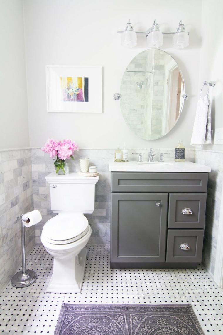 tualeto apdailos idėja pilki baldai juodos ir baltos plytelės gėlių veidrodžio dekoras