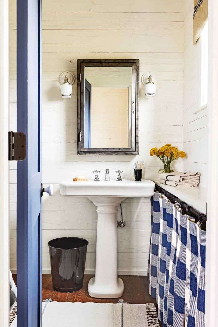 素朴な白いスタイルのトイレトイレの装飾