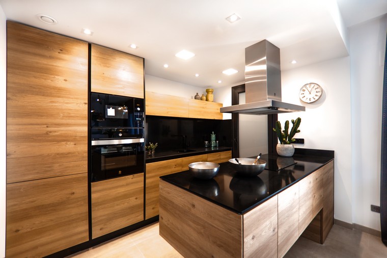 interni-cucina-design-isola-legno