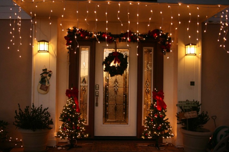 家の装飾の正面玄関のアイデアの花輪ガーランドライト