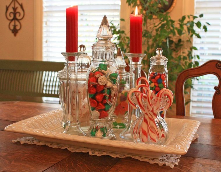 Karácsonyi asztal dekorációs ötlet cukorka középpontú gyertyák