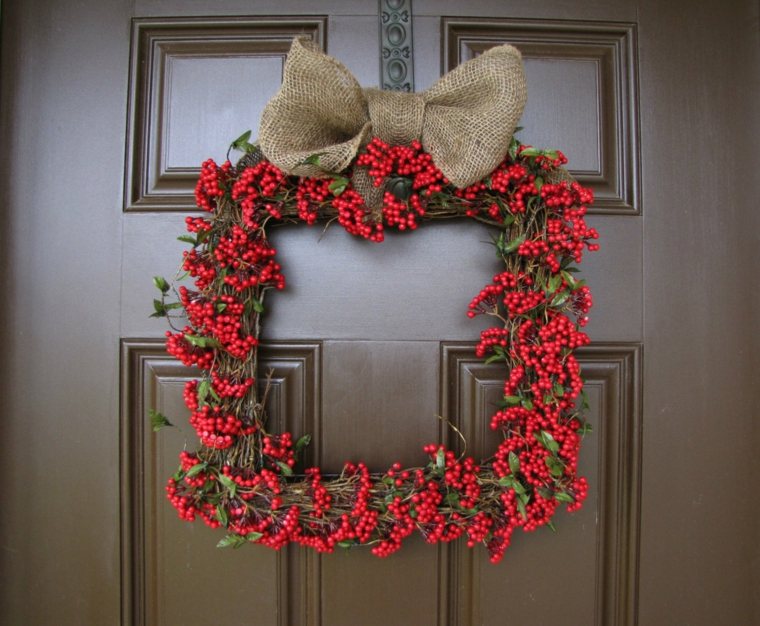 家のクリスマスの正面玄関の赤いリボンを飾るオリジナル