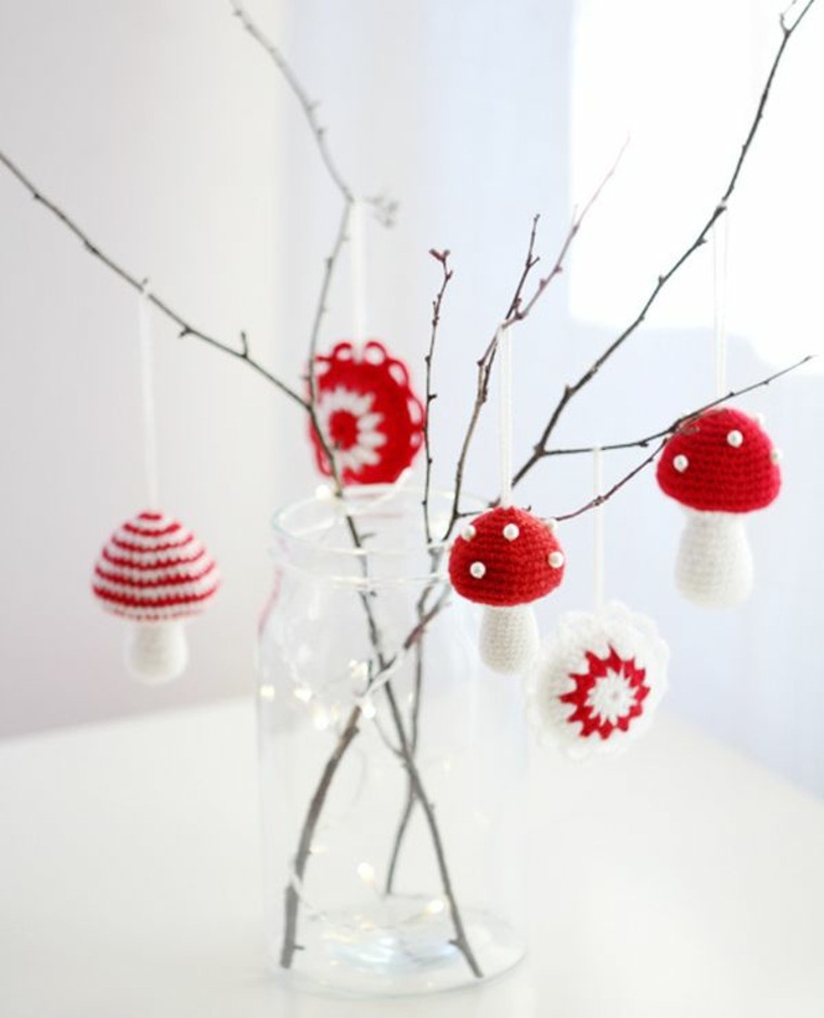 karácsonyi deco modern minimalista design ötlet függő figurák díszítik a házat karácsonyra