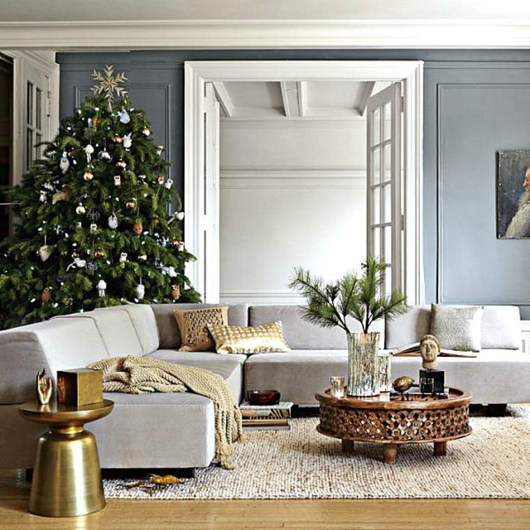 Karácsonyfa dekorációs ötlet szürke kanapé szőnyeg modern nappali