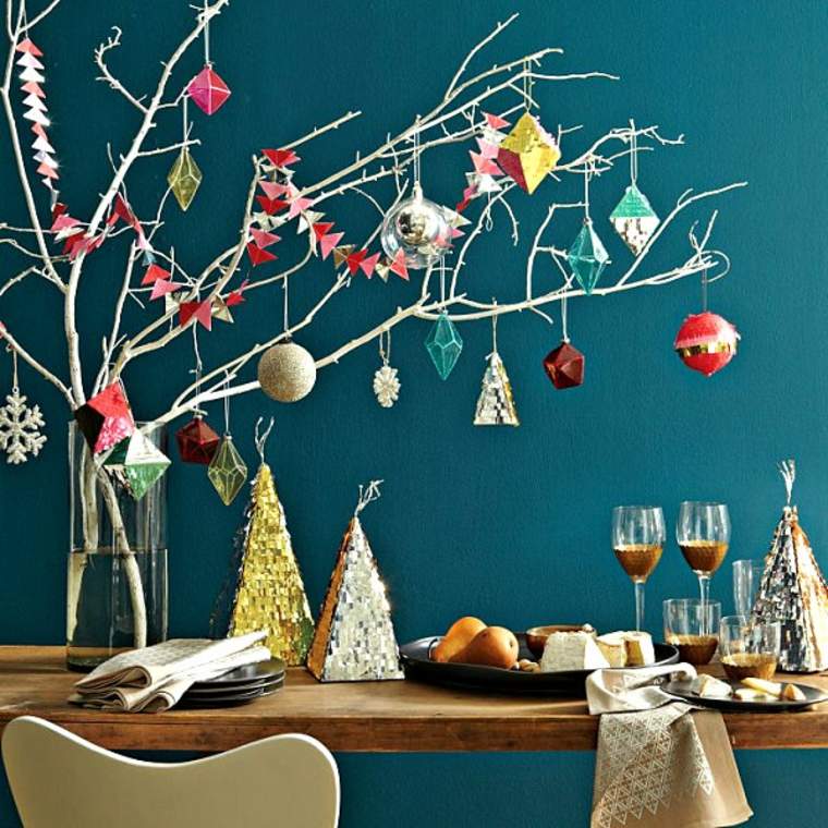 díszítse a házat karácsonyra díszítse a karácsonyi asztal ötlet fa ága figurák labdák fenyőfa