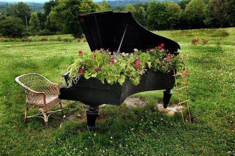 díszítse a kertben újrahasznosított zongorát