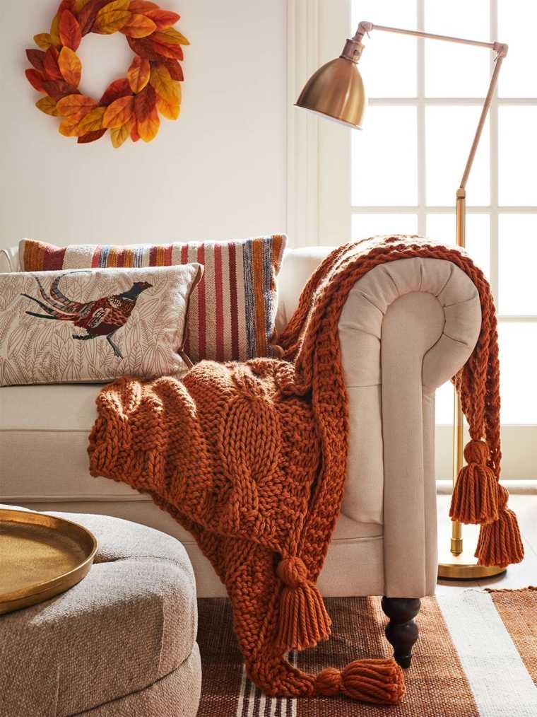 őszi dekoráció a nappali kanapéjához