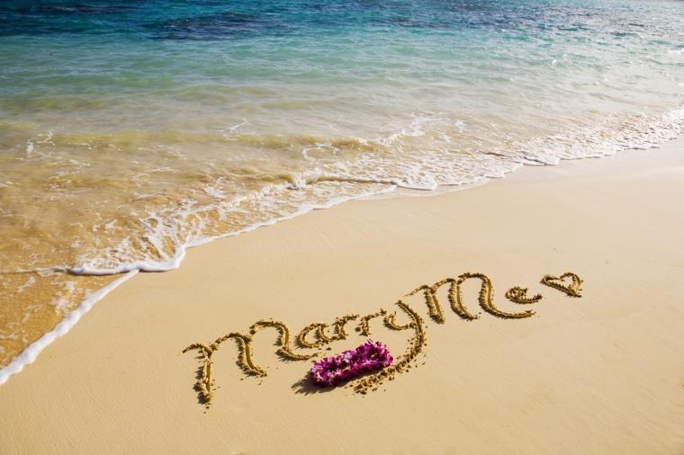 svadba-prijedlog-romantična-plaža-cvijeće-more