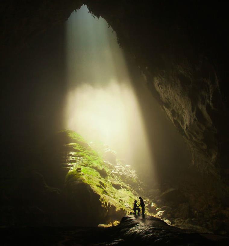proposta-di-matrimonio-grotta-natura-sotto-luce