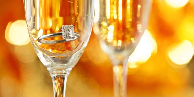 santuokos pasiūlymas-šampano-stiklo-žiedo-sužadėtuvės