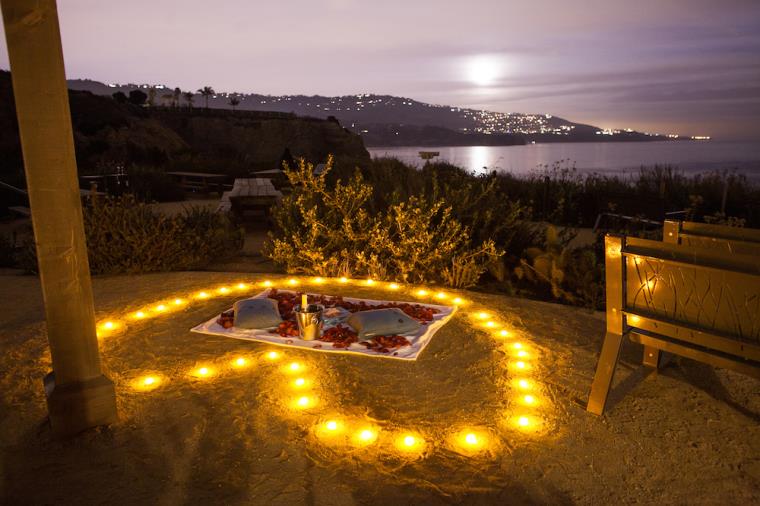 vestuvių pasiūlymas-romantiškos-širdies žvakės-rožinės spalvos žiedlapiai