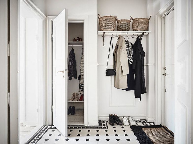 švediško dizaino interjero deko juodos baltos plytelės įėjimo kabykla