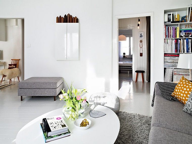 モダンなスウェーデンのデザイングレーのソファカーペットの床コーヒーテーブルのリビングルーム