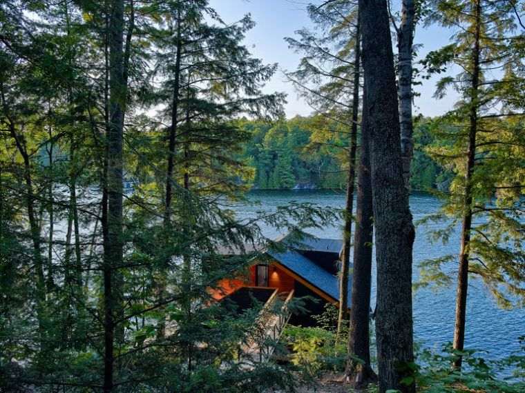 modernus-medinis namas-kabina-prie ežero