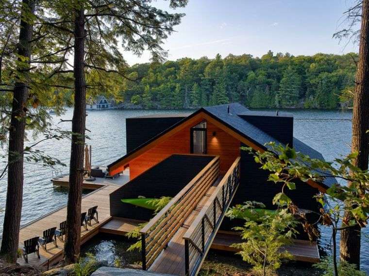 architektūra-medinis namelis-vandens pakraštyje