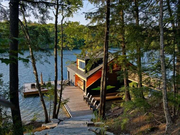 medinis namelis prie ežero miške