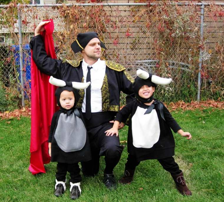 „Corrida“ šeimos kostiumo idėja „Helovino“ originali šeima