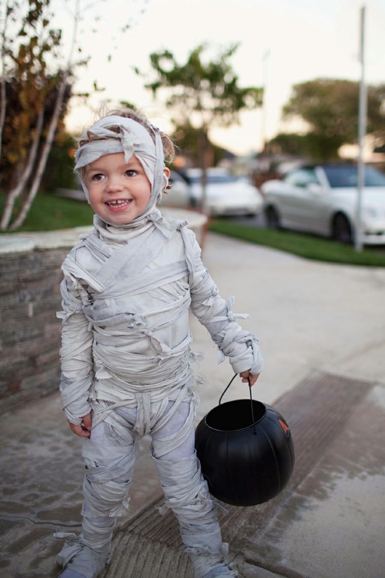 Idea di halloween fai da te costume mummia bambino