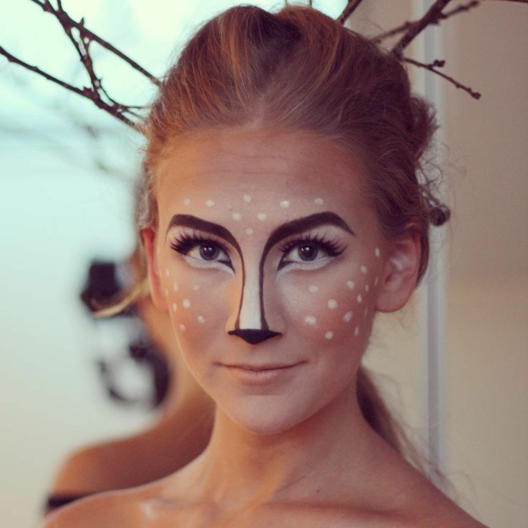 DIYの鹿の化粧の女性の衣装DIYの木の枝のアイデア