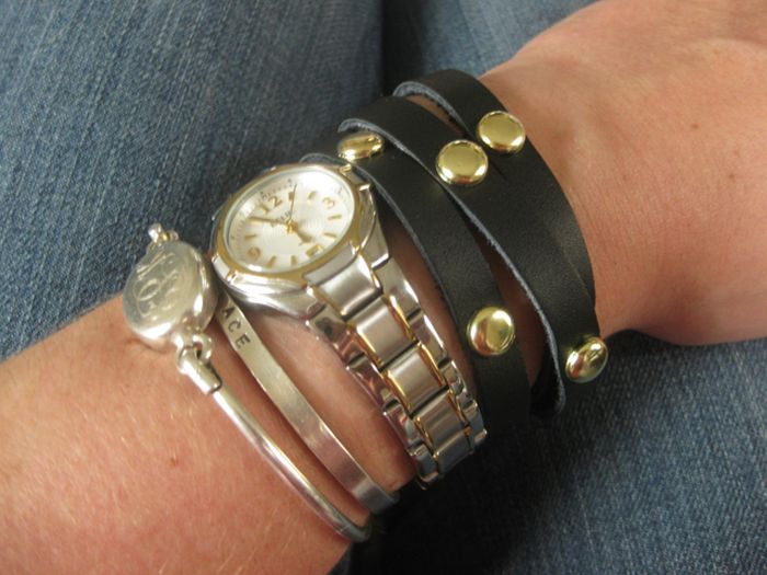 come indossare un braccialetto fai da te perline accessori in pelle nera