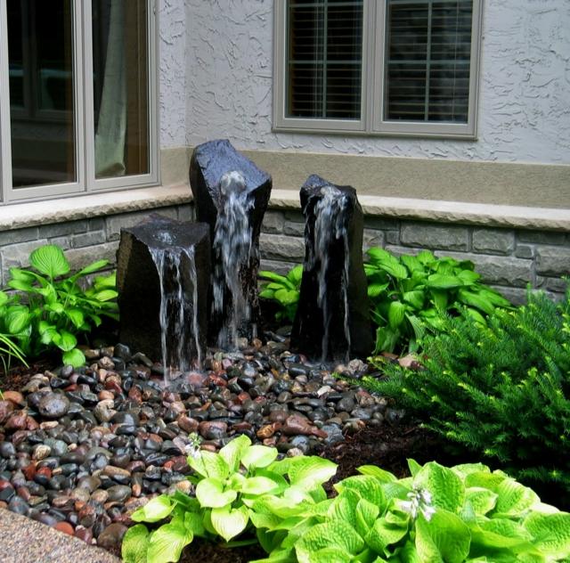 installazione di acqua decorativa da giardino