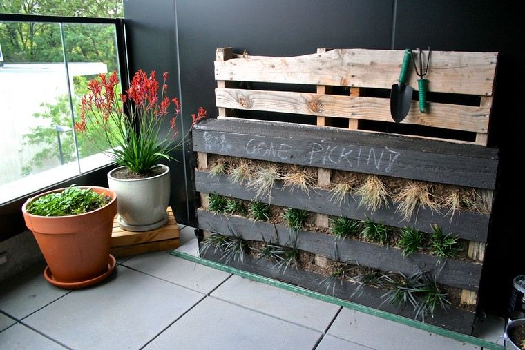 Deco-jardiniere-en-pallet-ideas-interni-balcone-piante-legno