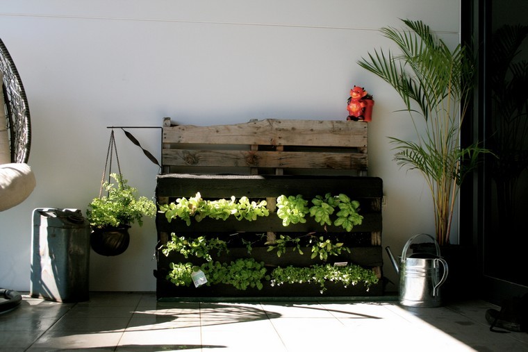 idee-pallet-deco-giardiniere-piante-balcone